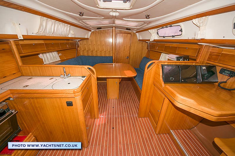 Saloon - Bavaria 33 Cruiser for sale 