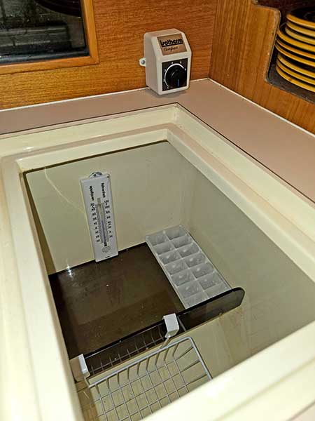 Refrigerated icebox
